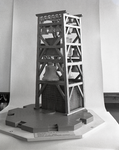 82395 Afbeelding van de maquette voor de nieuwe houten klokkenstoel van de Domtoren (Domplein) te Utrecht.